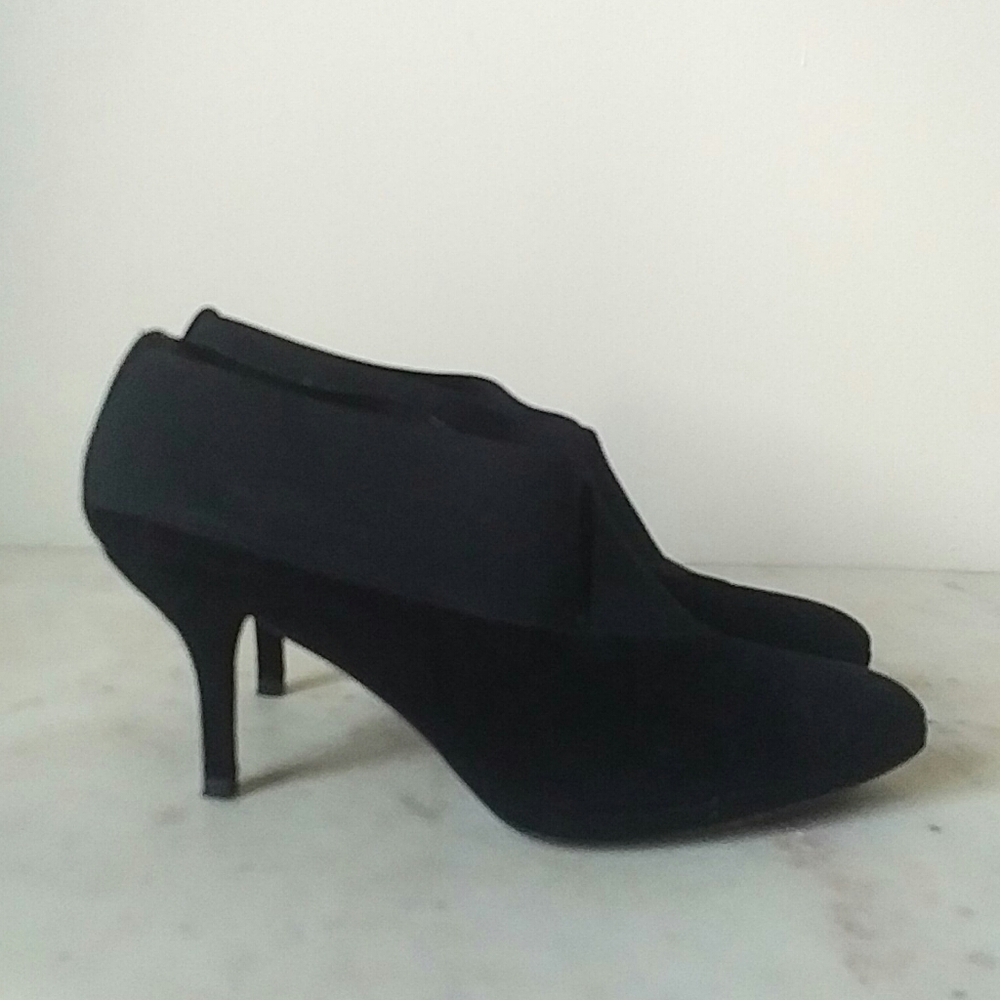 STUART WEITZMAN - minimalist soft suede elastic heels